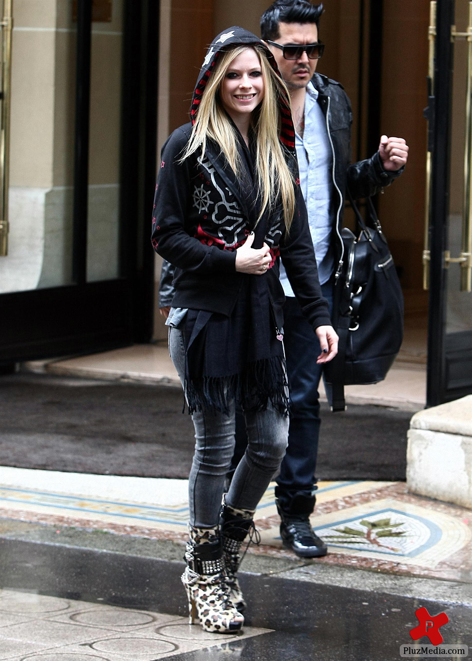 Avril Lavigne is all smiles as she leaves her Paris hotel photos | Picture 77875